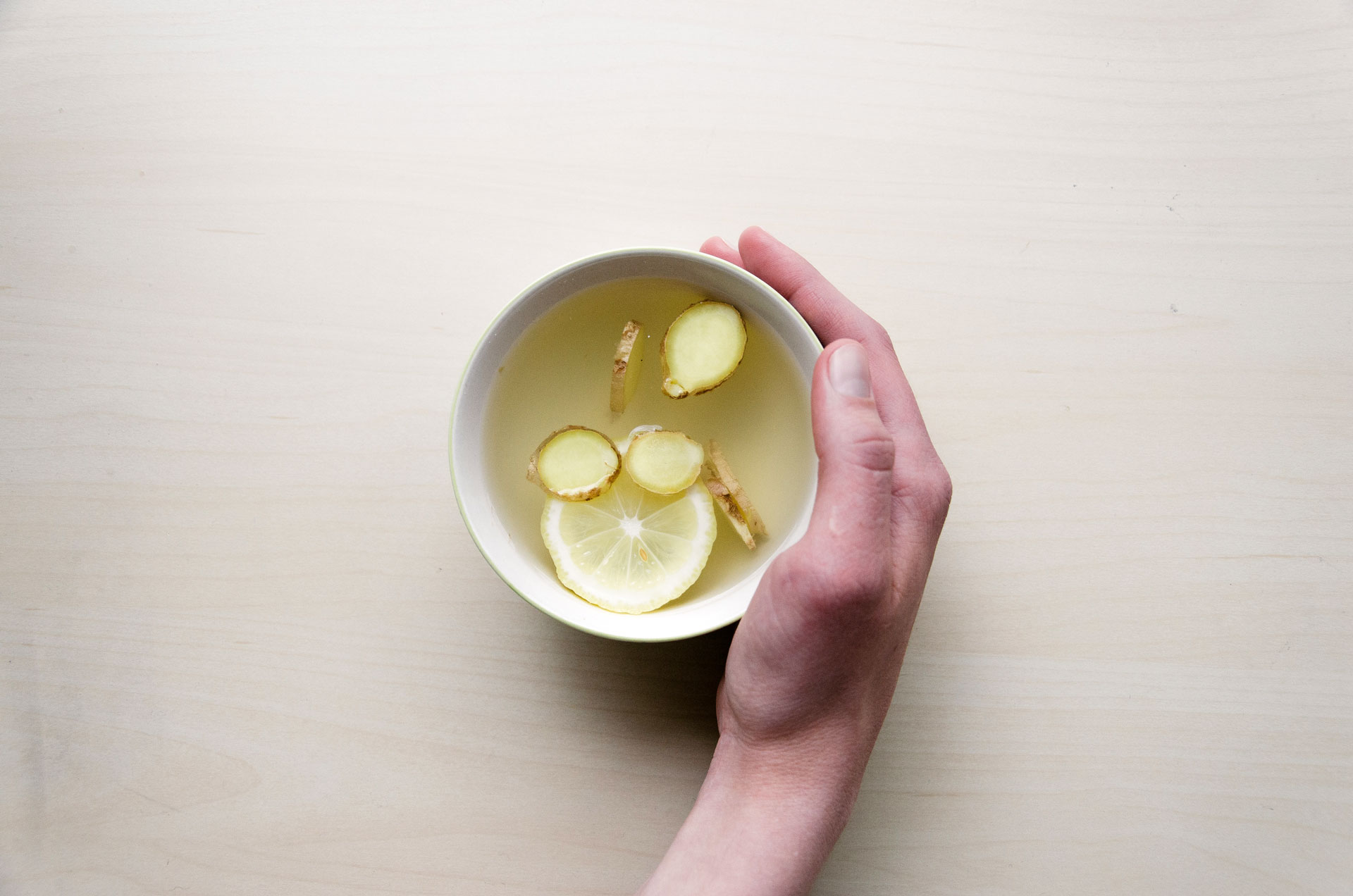 Infusion of lemon and ginger in hot water